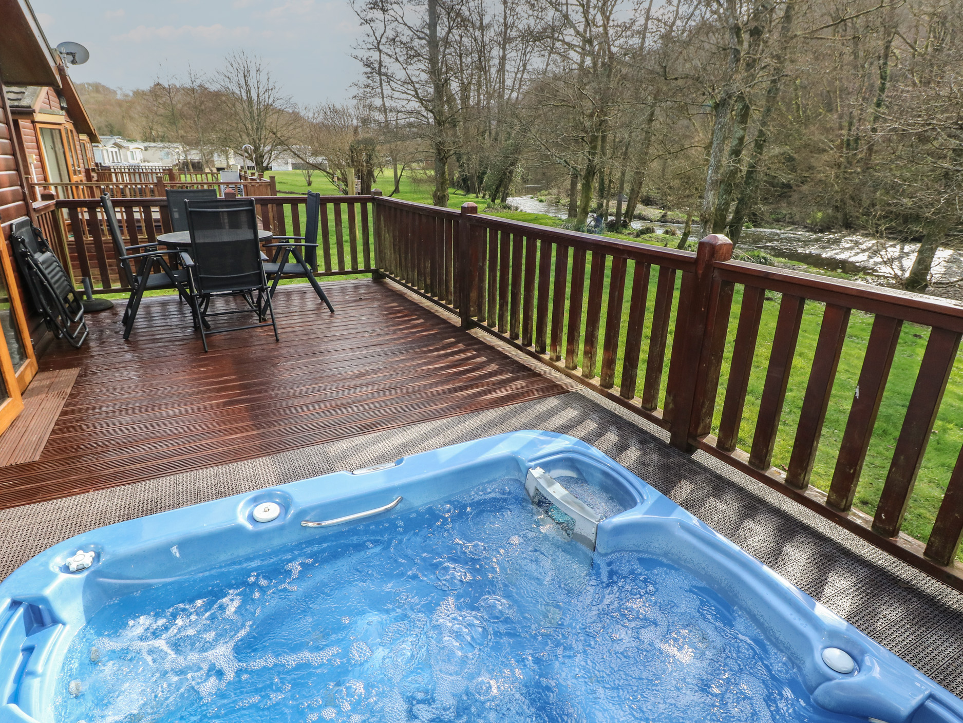 3 Riverside Lodge