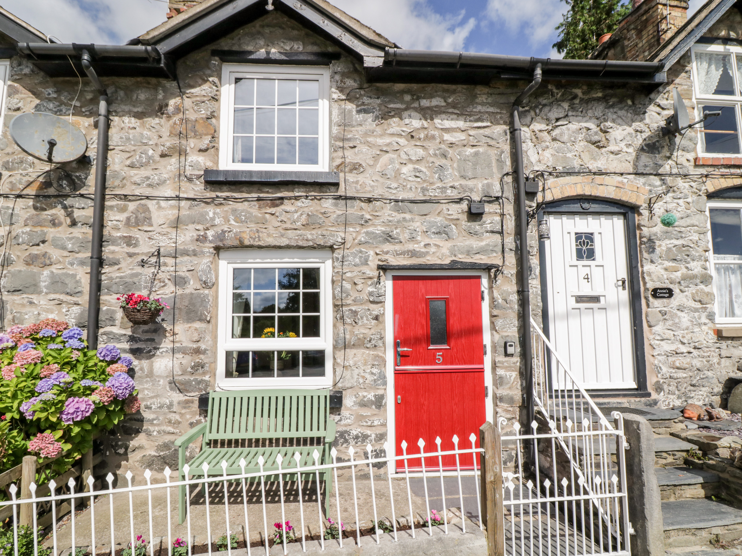 Roseberry Cottage, LlanrhaeadrYmMochnant Holiday Cottage Bird Spot