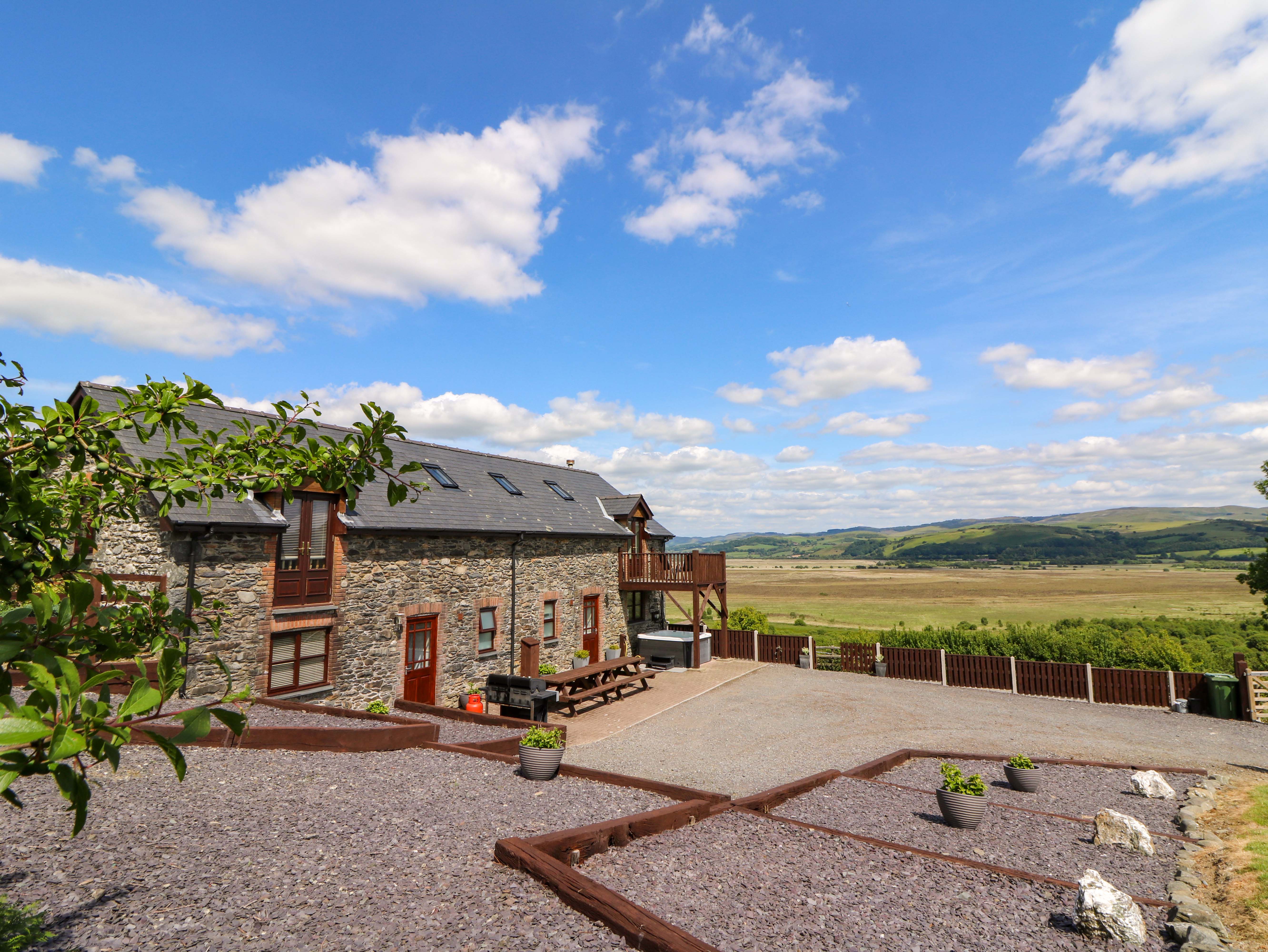 Llwyngwinau Isaf Barn