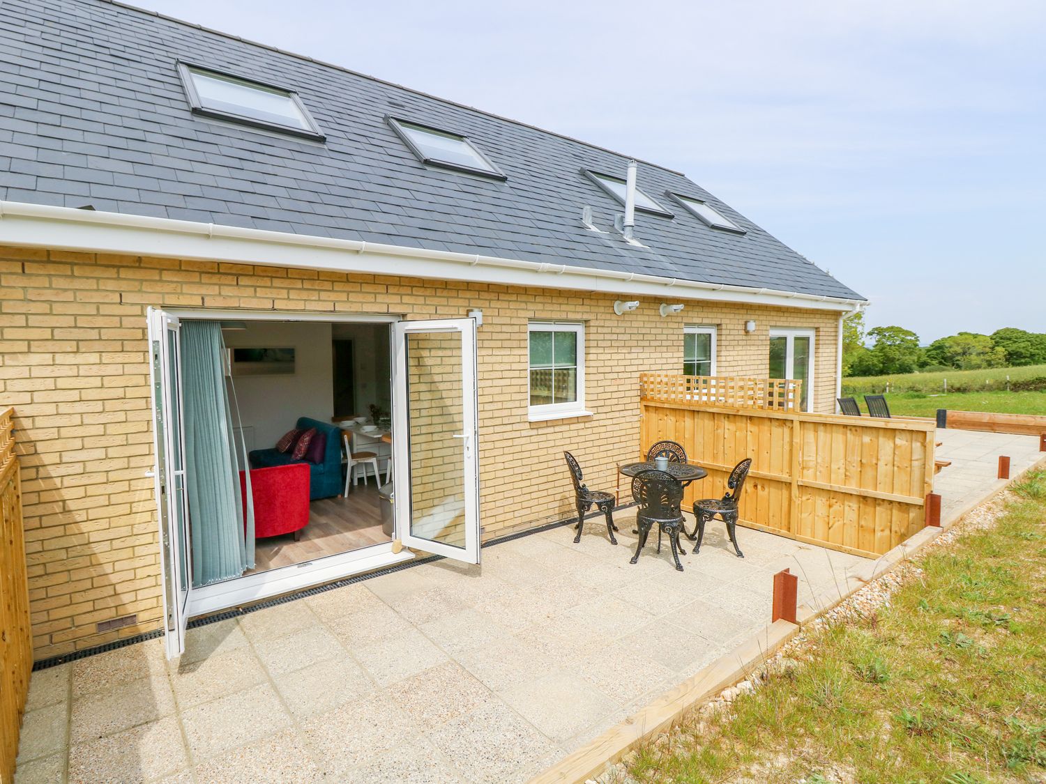 5 Yarmouth Cottages, Freshwater Beach Stays