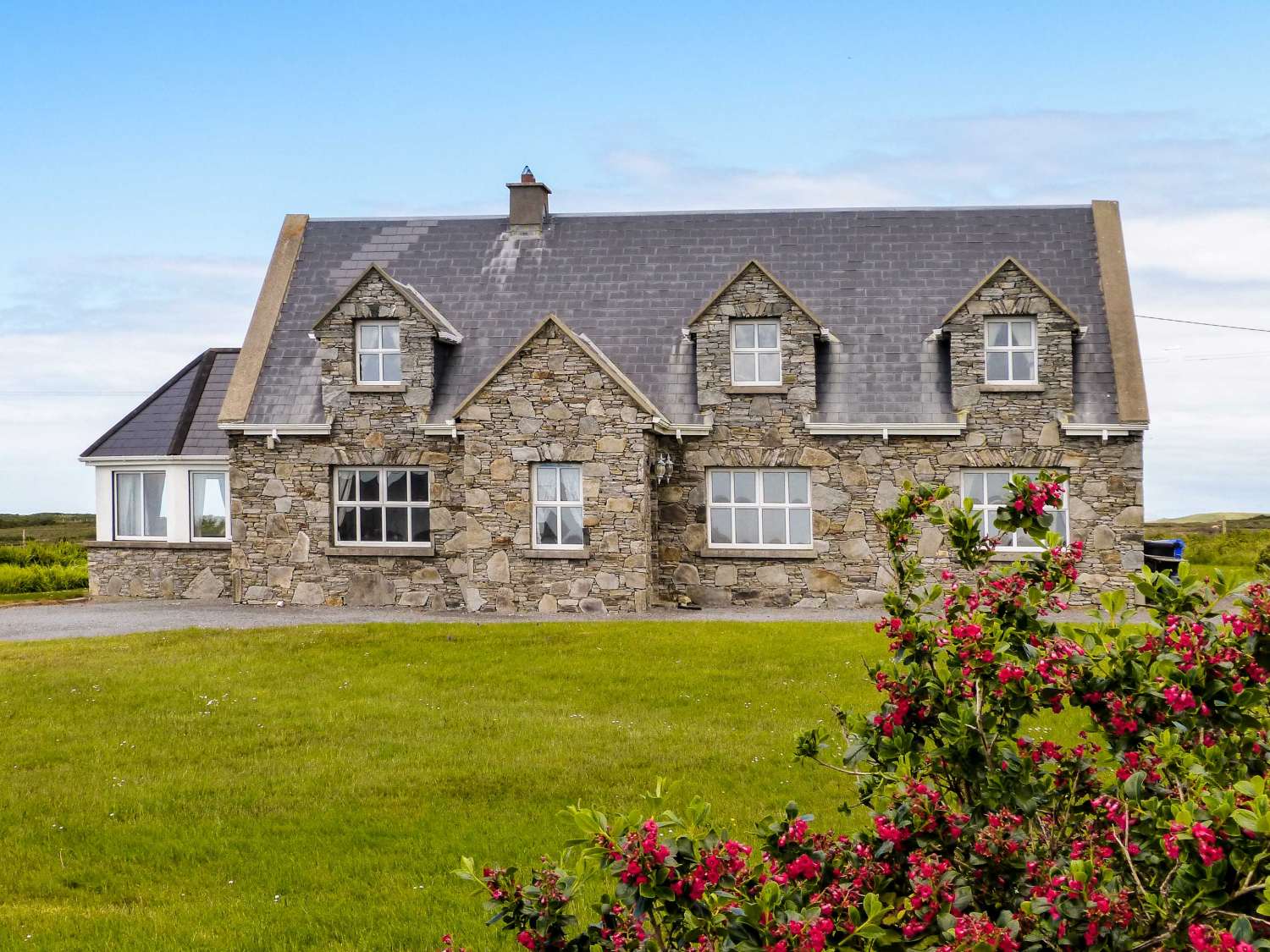 Ireland houses. Северная Ирландия домики. Коннемара Ирландия деревня. Северная Ирландия деревни. Коттедж в Ирландии.