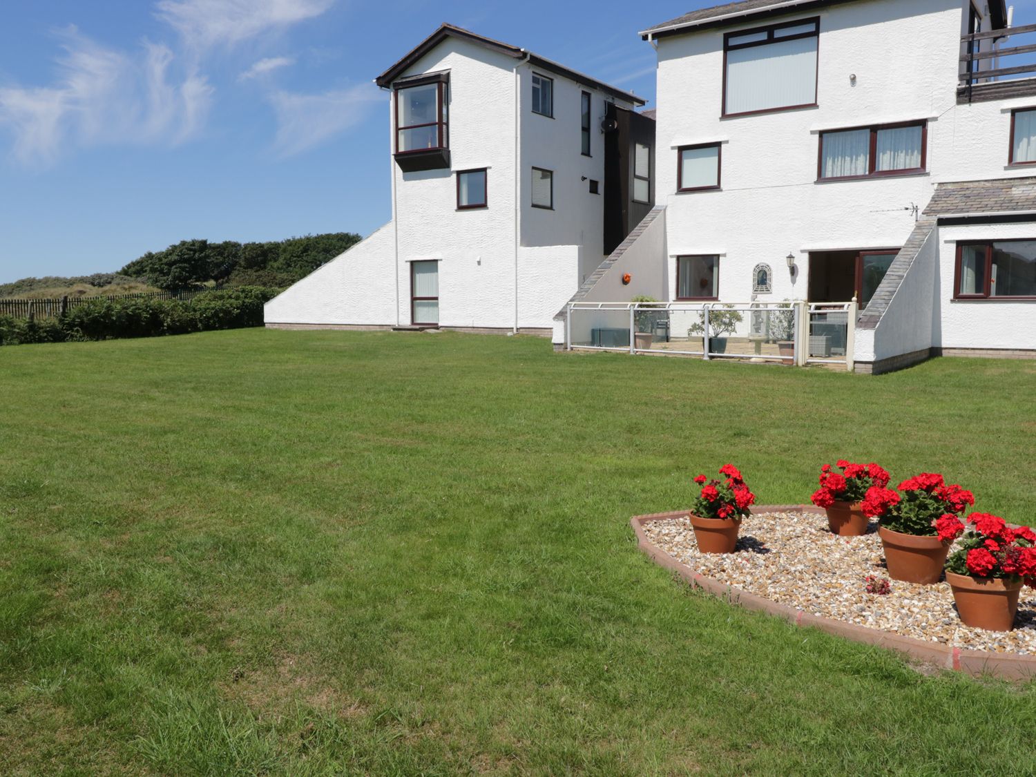 Beach House (ty Traeth) Deganwy Self Catering Holiday Cottage