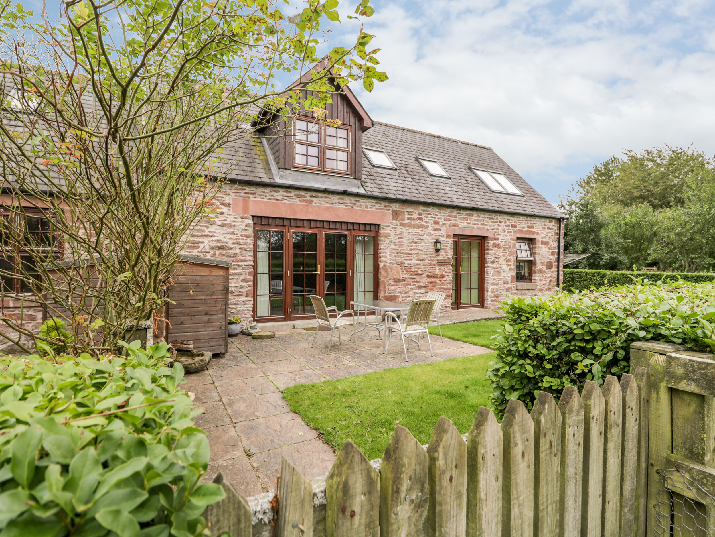 Holiday cottage. Отель «Sandford Country Cottages» в Данди Шотландия. 1 Bottlend Cottage, old Forfar Road, Arbroath, Scotland, dd112qh..