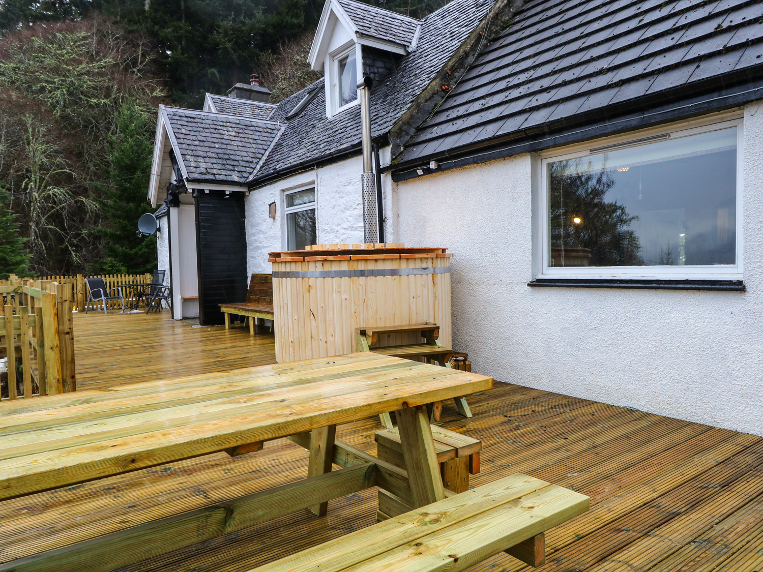 Fort Augustus and Drumnadrochit Cottages (Walkhighlands)