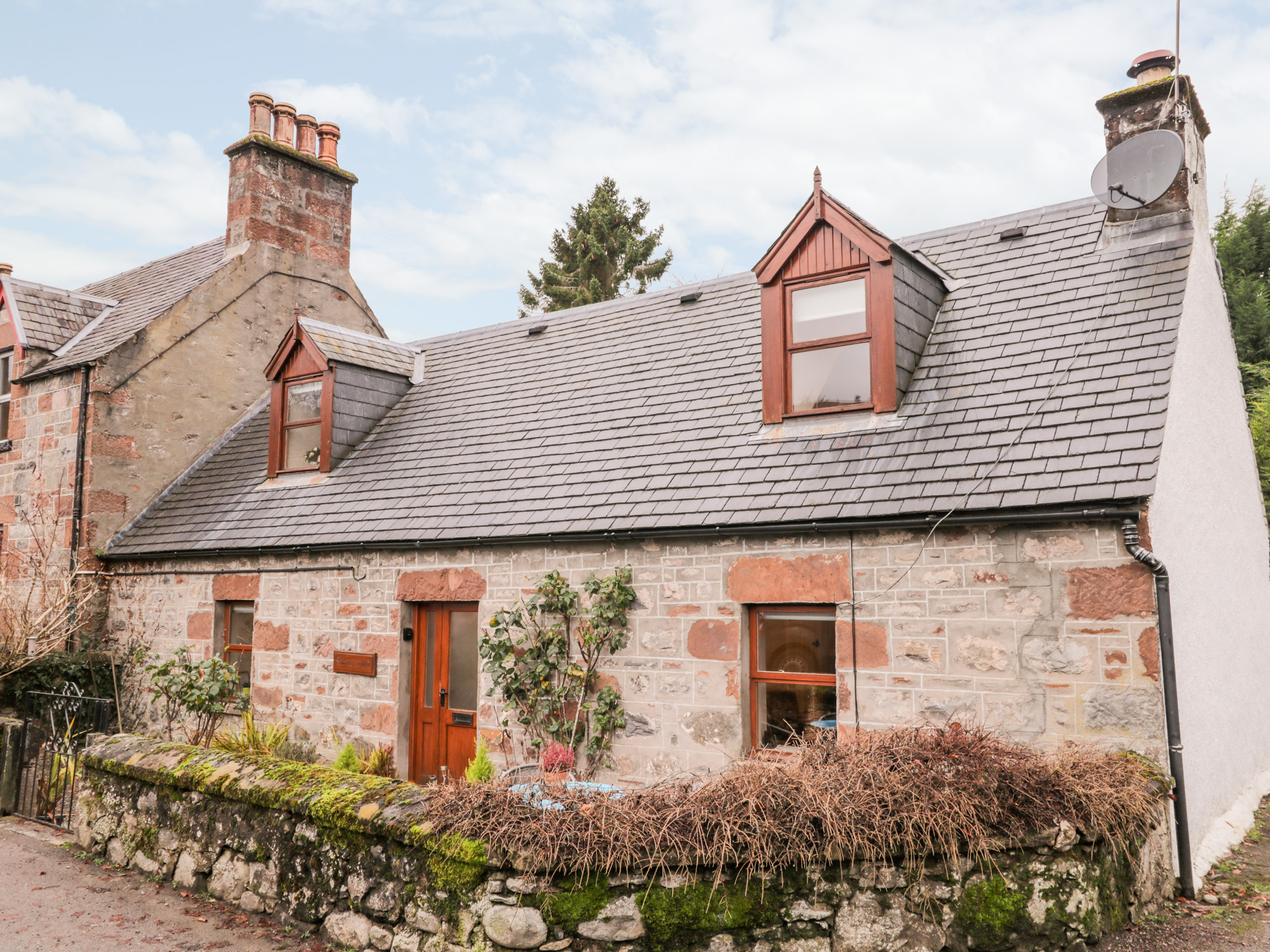 Fort Augustus and Drumnadrochit Cottages (Walkhighlands)